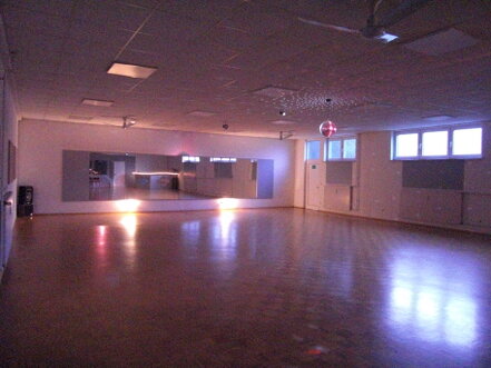 Tanzsaal in der Tanzschule Markus Richter mit Parkettboden und Spiegelwand Tanzsaal der Tanzschule Markus Richter mit Parkettboden und Spiegelwand